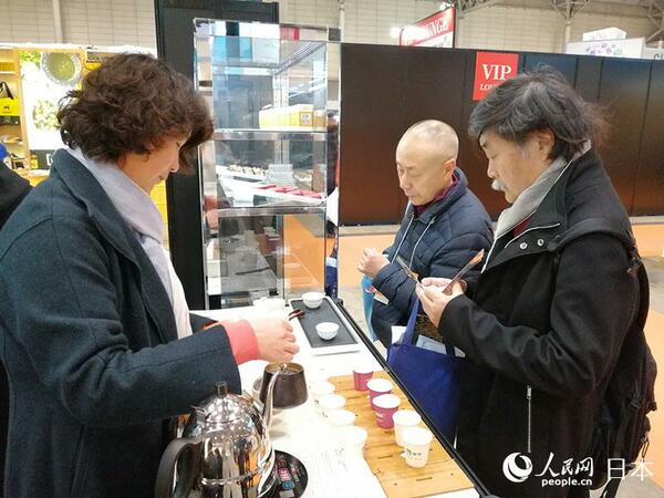 出展商对来访客人进行产品介绍。