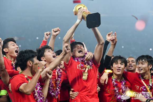 【上海微网首页头条1】上港是冠军 15年来 上海球队首次夺得中超桂冠