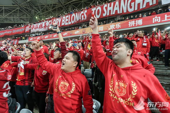 【上海微网首页头条1】上港是冠军 15年来 上海球队首次夺得中超桂冠