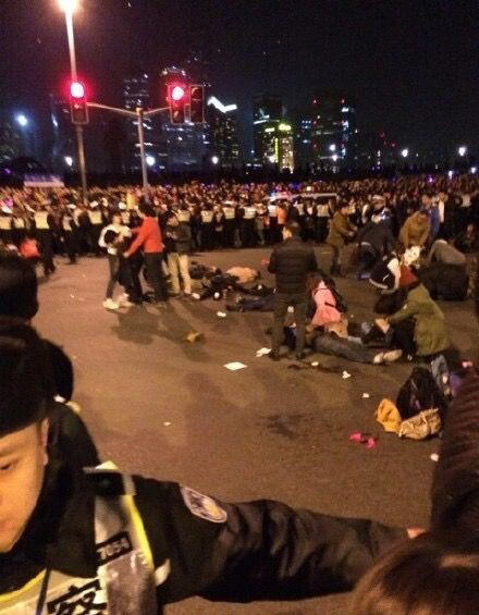 上海外滩踩踏事件36死47伤 警方调查称与代金券无关