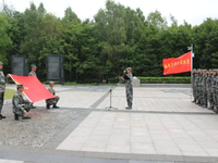 新兵向军旗宣誓 纪念抗战胜利75周年