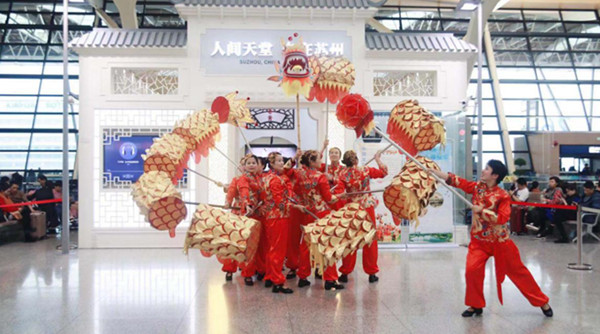 【上海】【专稿专题】 陆家段龙舞穿越600年亮相浦东机场  舞出中国“童趣小镇”精气神