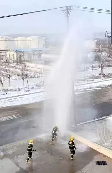 经济日报：心疼！零下十几度，他们用身体对抗冲天的水柱