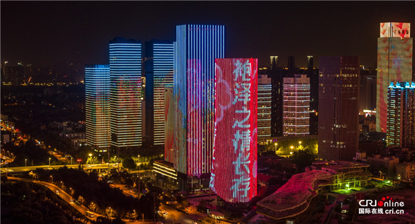 武汉千栋楼宇被“99公益日”主题光影字样“点亮”_fororder_武汉市内的灯光秀