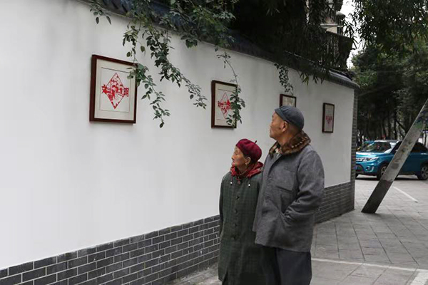 图片默认标题_fororder_群众驻足观看。（金牛新闻中心--供图）