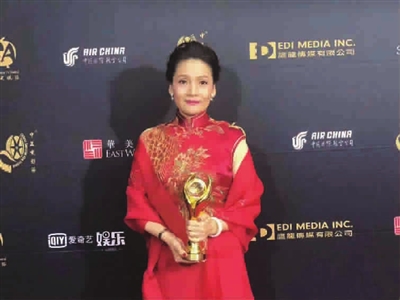 主演华雯在中美电影节颁奖典礼上主办方供图