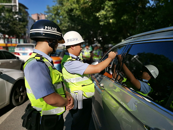 民警开展巡查工作 摄影 李江绵阳市公安局交警支队直属二大队按照市局