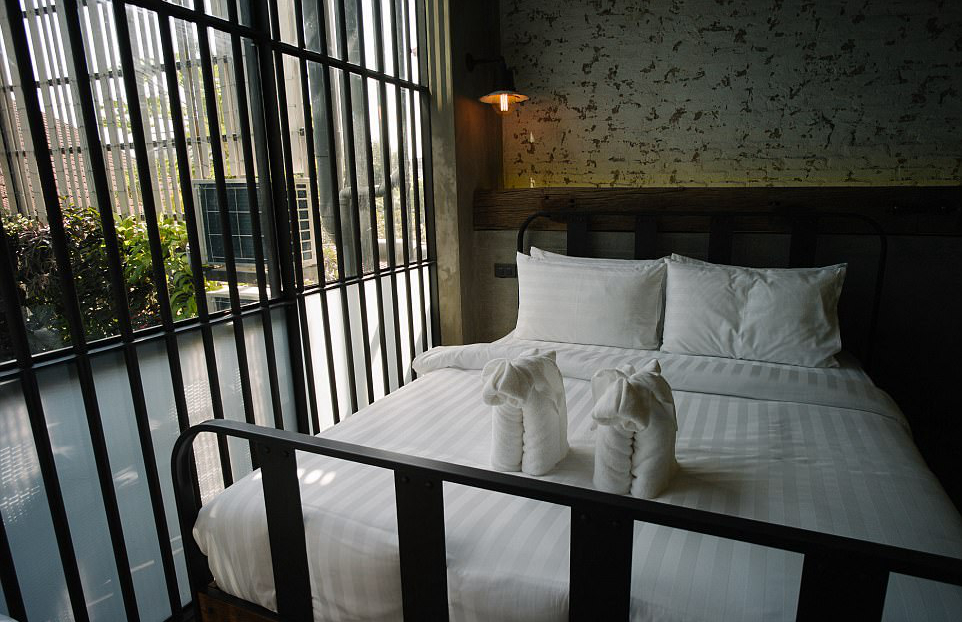 酒店房间由金属栏杆为门,床也是监狱裏常见的双层铁管床.
