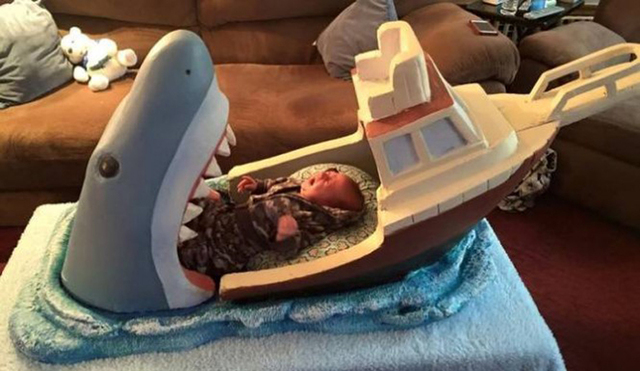 英国男子为侄儿设计 大白鲨吞小船 造型婴儿床