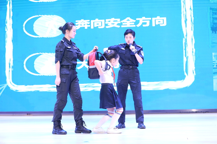 （有修改）【B】传授安全防范知识 重庆警方开展“平安课堂”进校园活动
