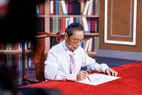 铿锵传递“人民至上，生命至上”的崇高理念 《开学第一课》在关键时刻开讲关键一课