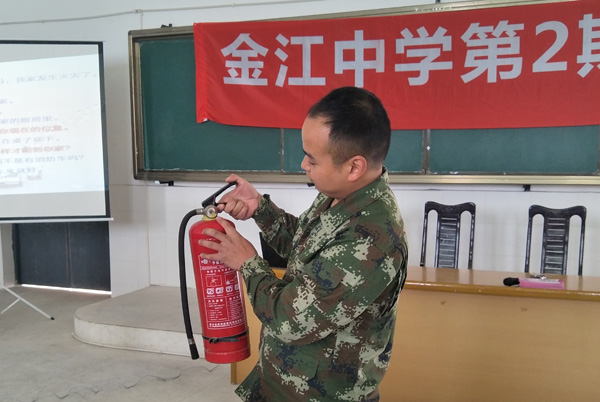 图片默认标题_fororder_屏山县公安消防大队兰津给同学们做演示