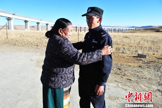 西藏民众：守护青藏铁路是守护西藏的“幸福之路”