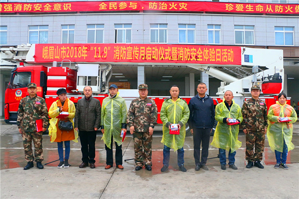 图片默认标题_fororder_活动现场为5名社区宣传大使颁奖