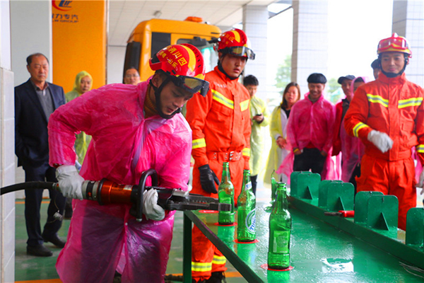 图片默认标题_fororder_消防队员表演破拆工具夹啤酒瓶