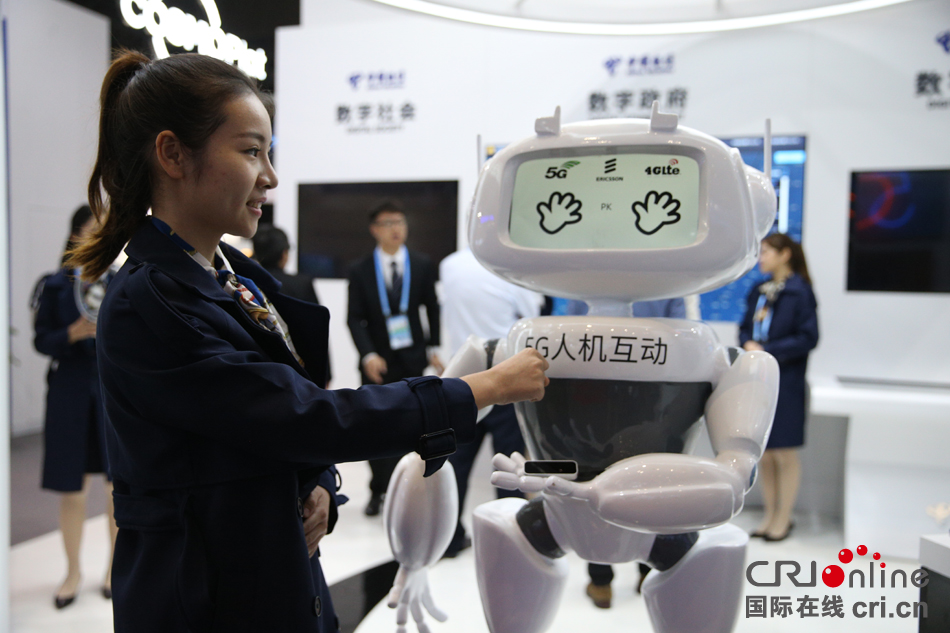 中国电信展出了基于智能识别和5G技术的猜拳机器人_fororder_CqgNOlvjot6APO-AAAAAAAAAAAA737.950x633