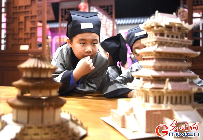 「光明网」“浸入式”古诗小镇带小朋友穿越千年诗境