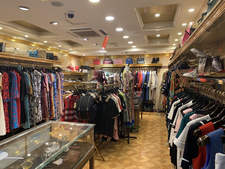 【B】“小商铺”卖“大品牌” 重庆渝中警方打掉一假货零售窝点