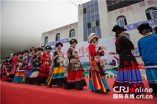 图片默认标题_fororder_3、彝家姑娘展示精美的“彝绣”服饰（摄影 张黎萍）