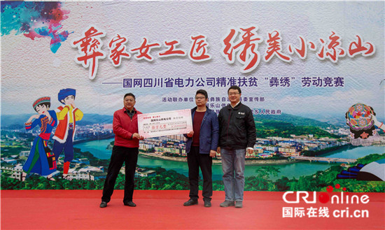 图片默认标题_fororder_4、物资捐赠现场（摄影 张黎萍）