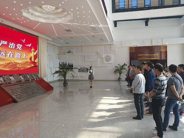 图片默认标题_fororder_参观警示教育基地现场