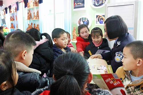 图片默认标题_fororder_孩子们领取《珍爱生命-远离毒品》宣传资料