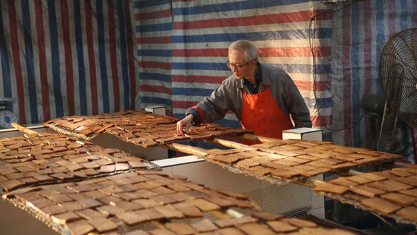 图片默认标题_fororder_2、张元嘉在检查豆腐干的品质（摄影-文惊涛）