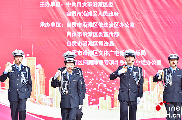 图片默认标题_fororder_2沿滩区交警大队带来的快板表演（摄影-廖志全）