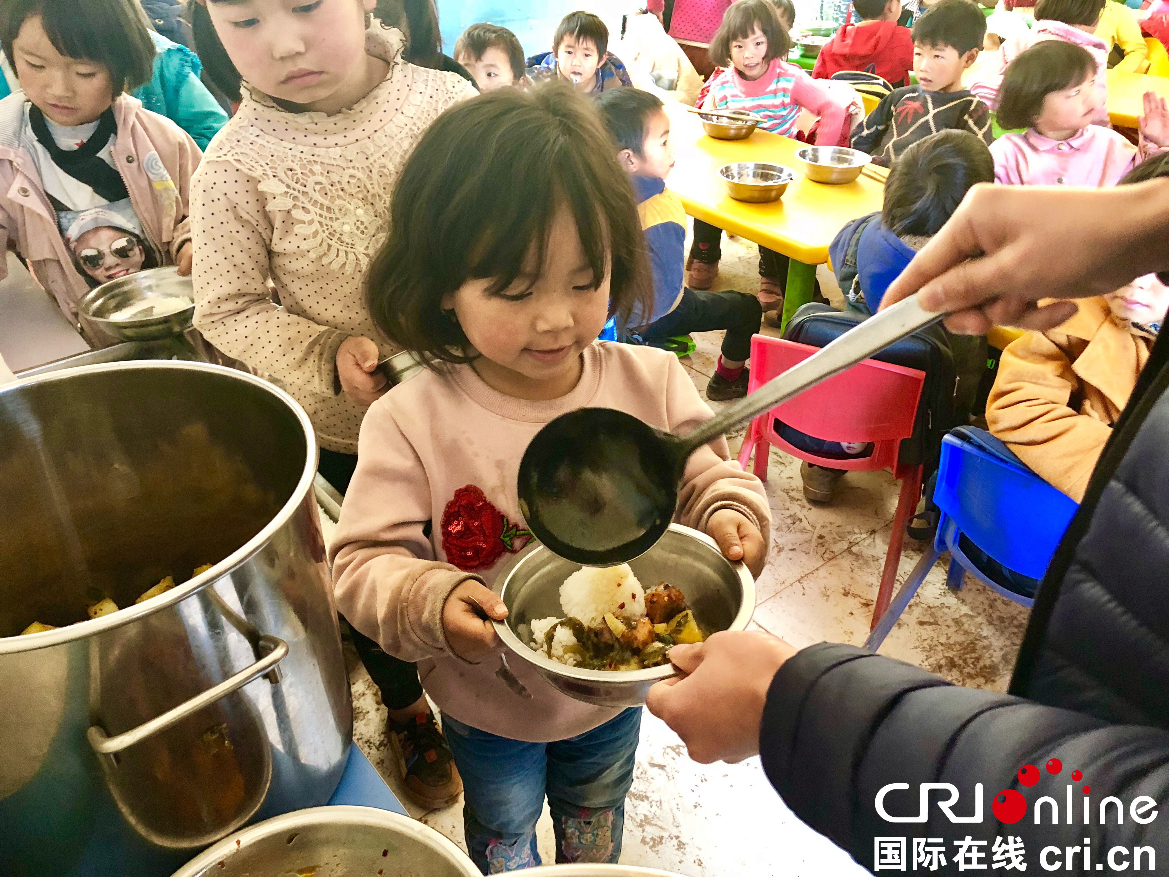 贵州：营养餐助力山区教育脱贫（组图）