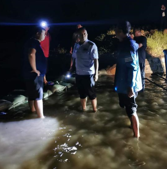 盖州矿洞沟镇遭大暴雨袭击 当地公安紧急转移4000余名群众