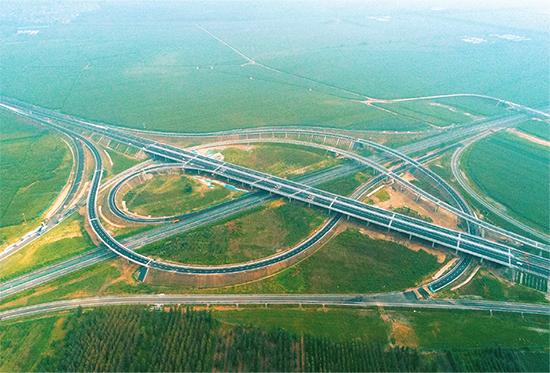 （有修改）【急稿】（稿件有点长，客户要求，辛苦老师）【B】【吉06】建好一条路 造福一方人——中国中铁双洮高速公路项目建设侧记