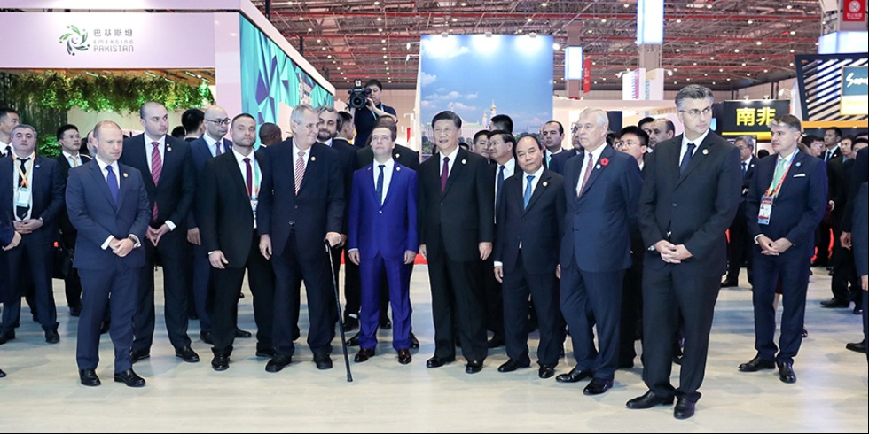 习近平同出席首届中国国际进口博览会的外国领导人共同巡馆_fororder_CqgNOlvgmf2AXmBvAAAAAAAAAAA303.900x587