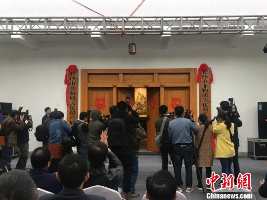 【焦点图】长沙非遗展示馆开馆 千余件湖湘文化精品亮相橘子洲 【焦点图】长沙非遗展示馆开馆 千余件湖湘文化精品亮相橘子洲