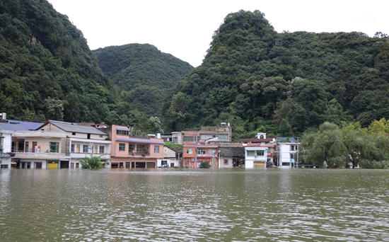 （有修改）贵州安顺：连日降雨淹没村庄 消防紧急营救