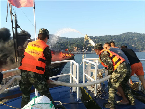 福建宁德海警成功扑救一起渔船着火事件