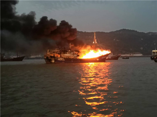 福建宁德海警成功扑救一起渔船着火事件
