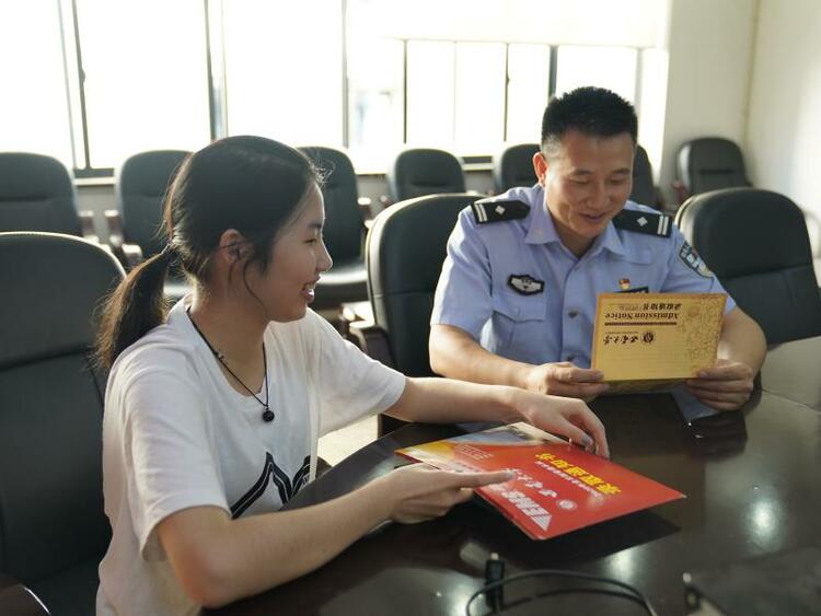 （有修改）【B】重庆：高考受助女生考上大学 携录取通知书答谢民警
