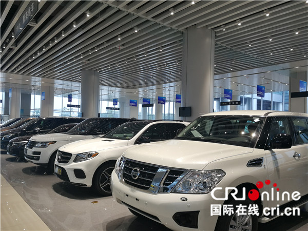 张家港保税区国际汽车城销售展厅内景(摄影:万泽群)张家港保税区拥有
