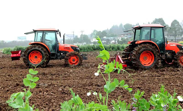 图片默认标题_fororder_旋耕机正在犁田翻土