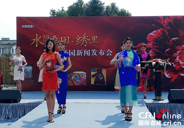 图片默认标题_fororder_蜀绣服装秀表演（摄影-杨建昆）1