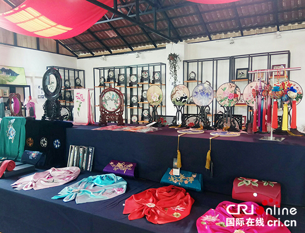 图片默认标题_fororder_琳琅满目的蜀绣制品（摄影-杨建昆）