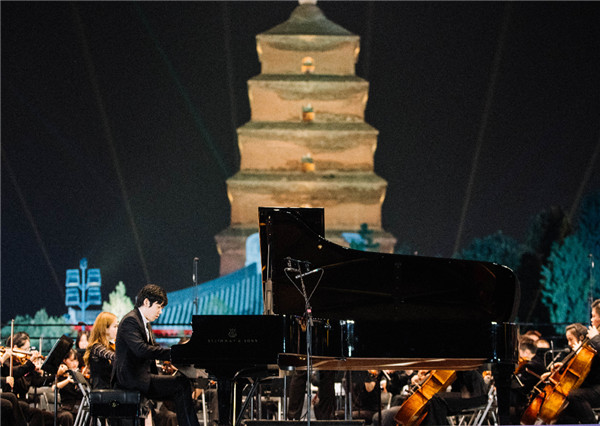 （备注  唯一的说法附链接）万人古典音乐盛典 2020西安交响乐团户外公演在大雁塔举行
