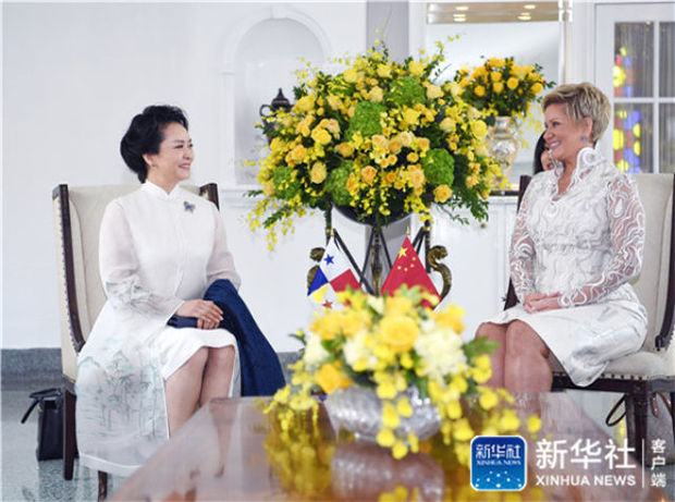 彭丽媛会见巴拿马总统夫人卡斯蒂略并共同出席艾滋病防治公共宣传活动