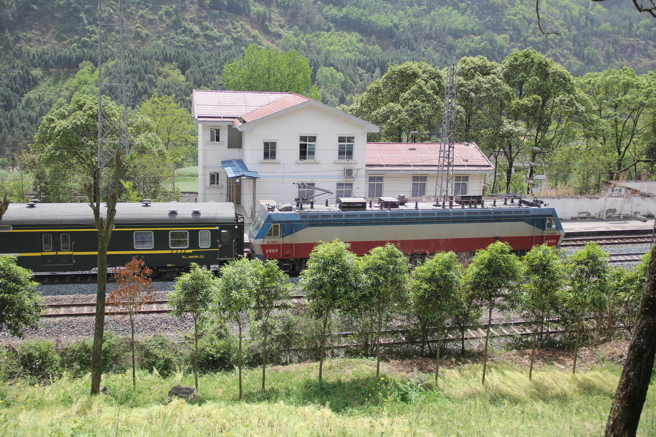 「人民网」峡谷小站的春运坚守