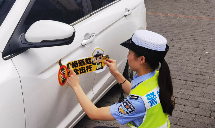 【B】重庆江北交巡警：全面开展“拒绝酒驾 安全出行”主题宣传月活动
