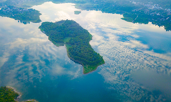 图片默认标题_fororder_华蓥山天池湖水绿如蓝