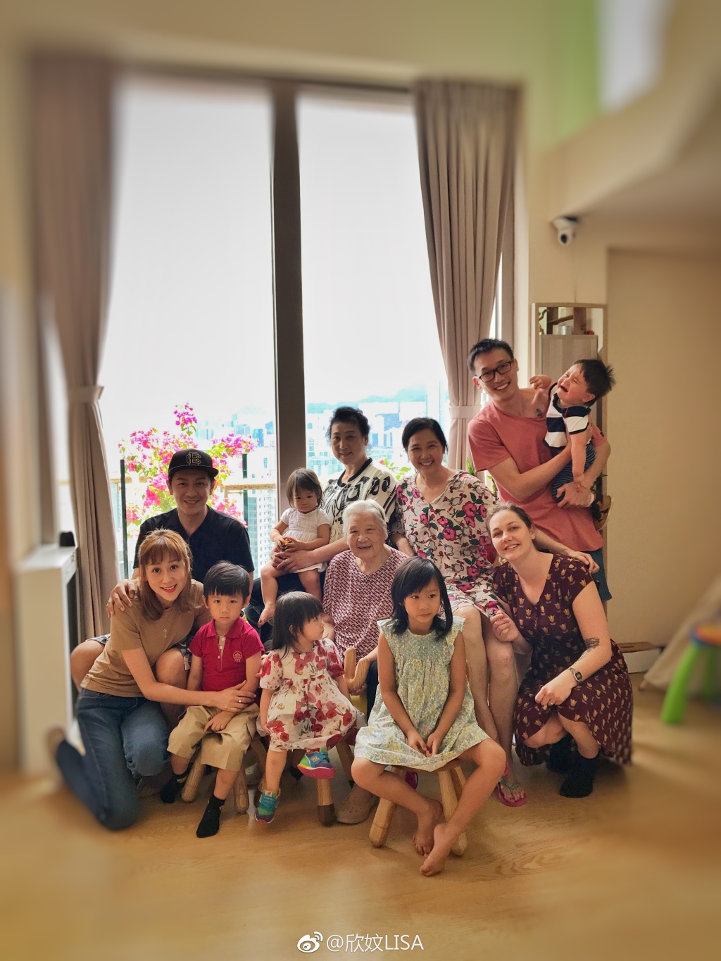 陈浩民陪伴家人外出拍照，四个孩子共用一张脸！