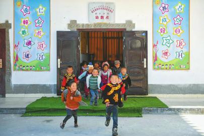 （焦点图，导航成都，移动端）春风来花儿开 四川大凉山处处生机勃勃绿意盎然