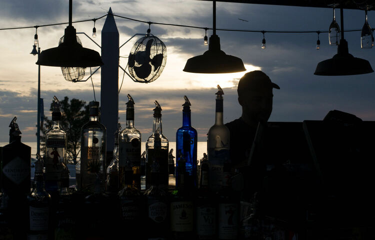 美国佛罗里达州计划下周一重开酒吧等营业场所