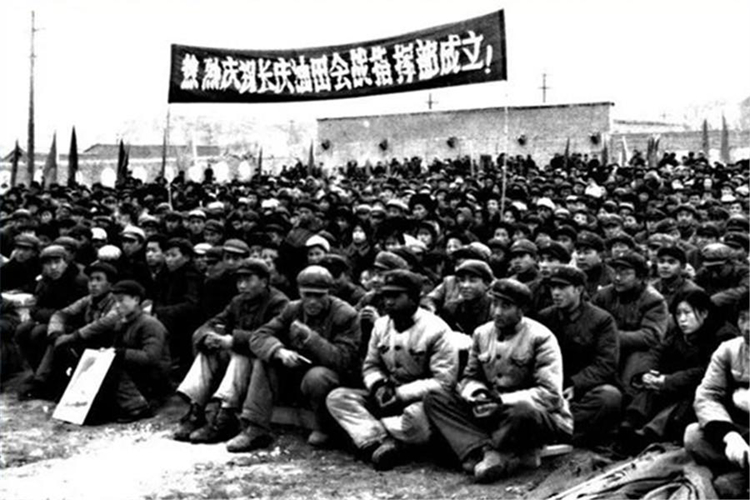 1970年长庆油田会战指挥部在甘肃长庆桥成立.